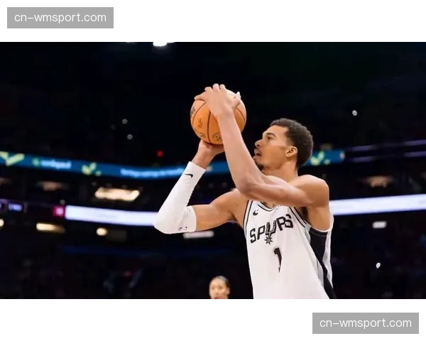 特写：维克托-文班亚马送给锡安-威廉姆森的死亡封盖，点燃法国主场