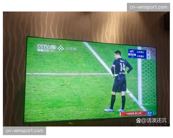 比赛因场地照明故障中断半小时，双方球员在更衣室通道内进行简短热身保持状态