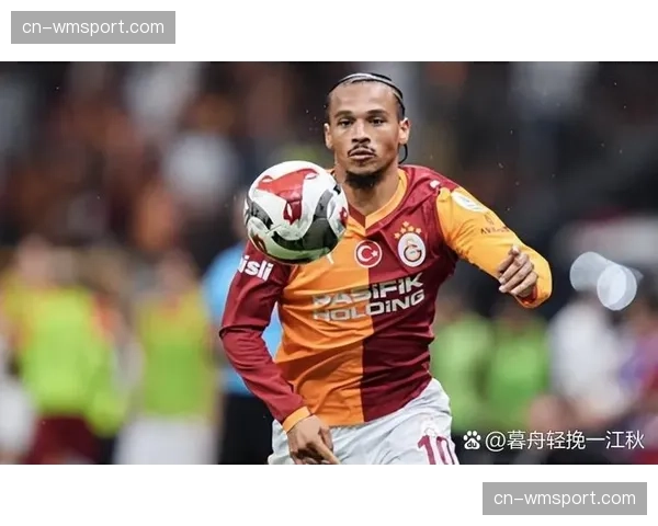 镜头捕捉：看台上一位小球迷为丢球掩面哭泣