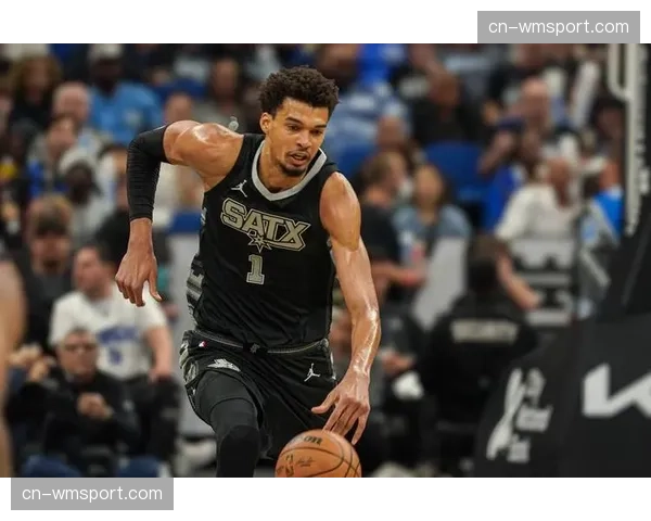 文班亚马本赛季场均出场时间少于30分钟砍下25+10，成历史首人